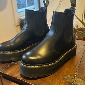 2976 SMOOTH LEATHER PLATFORM CHELSEA BOOTS Dr. Martens